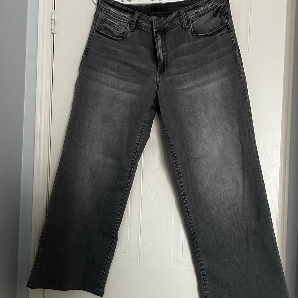 Women's KUT Gray Wide-Leg Jeans
Style is charlotte. 
Mid rise. 
Length is 96 cm